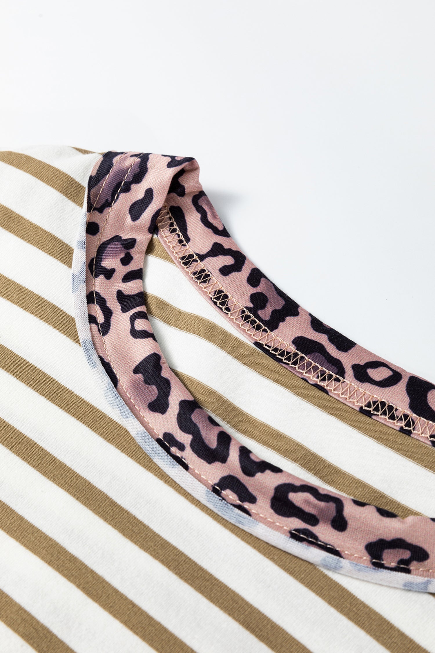 Volné tričko s kulatým výstřihem, khaki pruhy a leopardí patchwork