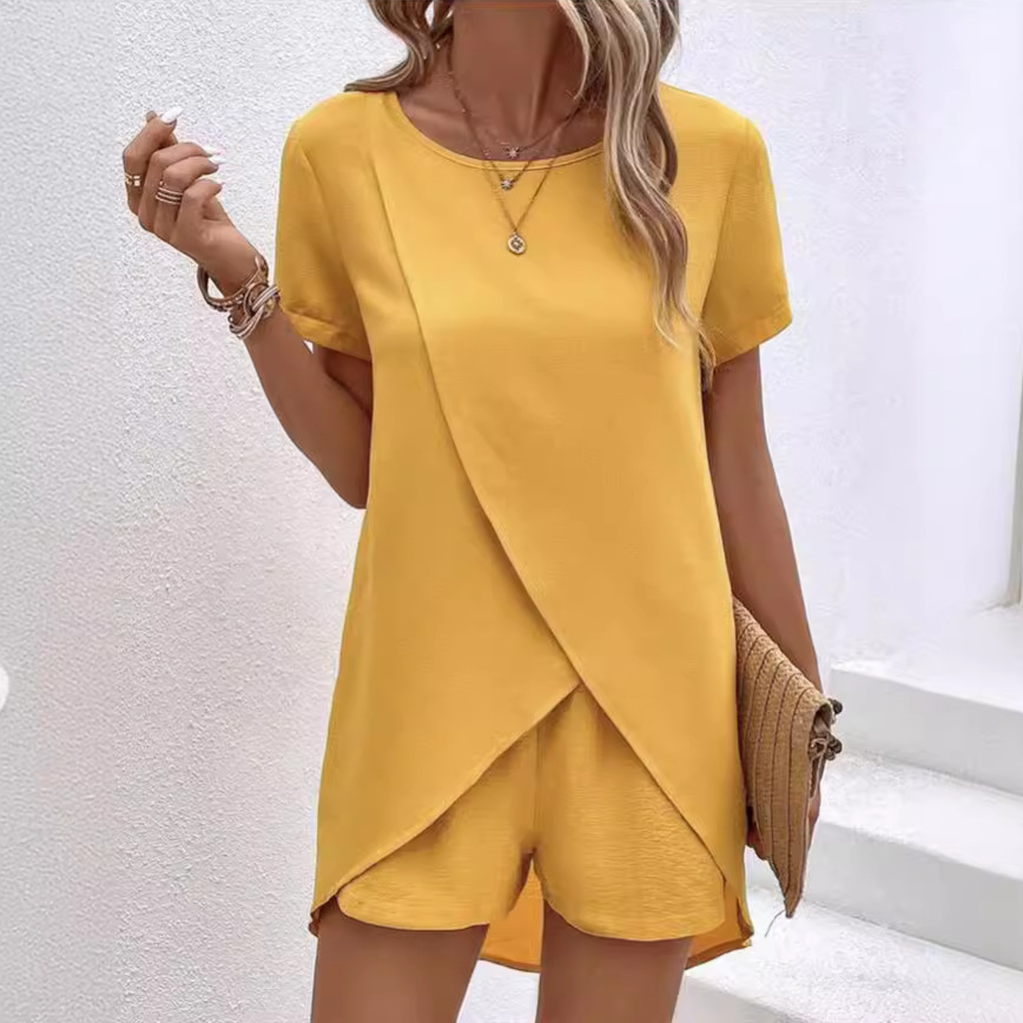 Conjunto de verano para mujer con camiseta asimétrica y shorts