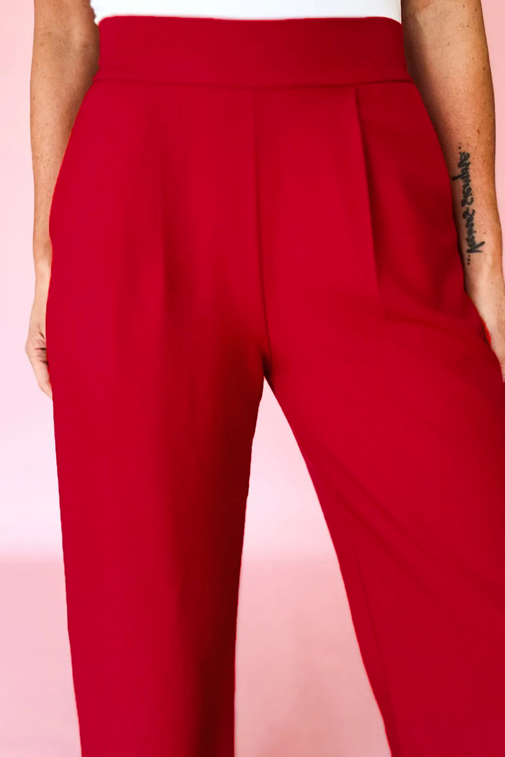 Pantalon à jambe droite avec détails plissés et taille haute élastique