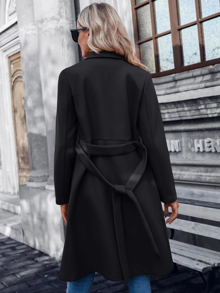 Lang trenchcoat til kvinder med bælte og klassisk revers