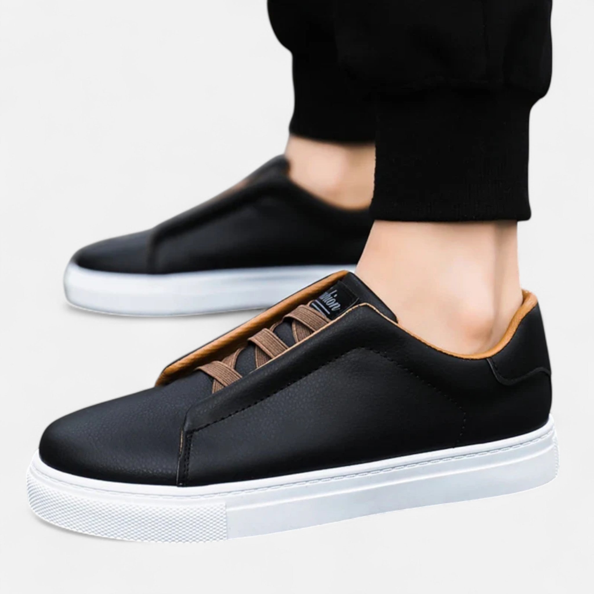 Sneakers Uomo Slip-On con Suola Leggera e Design Minimal