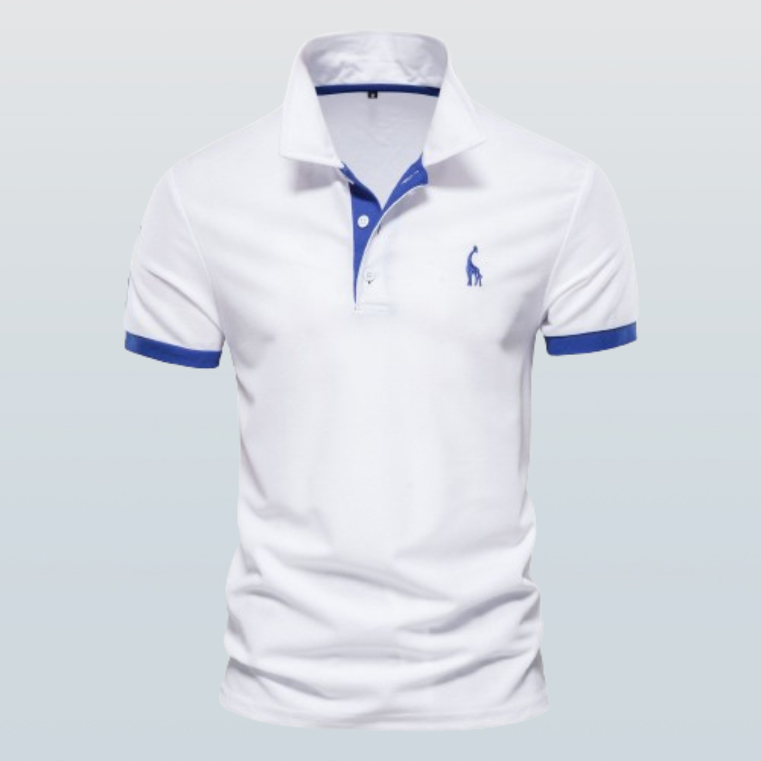 Polo pour homme de couleur blanche avec manches courtes, coupe ajustée, col classique avec patte de boutonnage, détails contrastés bleu au col et aux manches, petit logo brodé sur la poitrine, présenté sur fond clair.