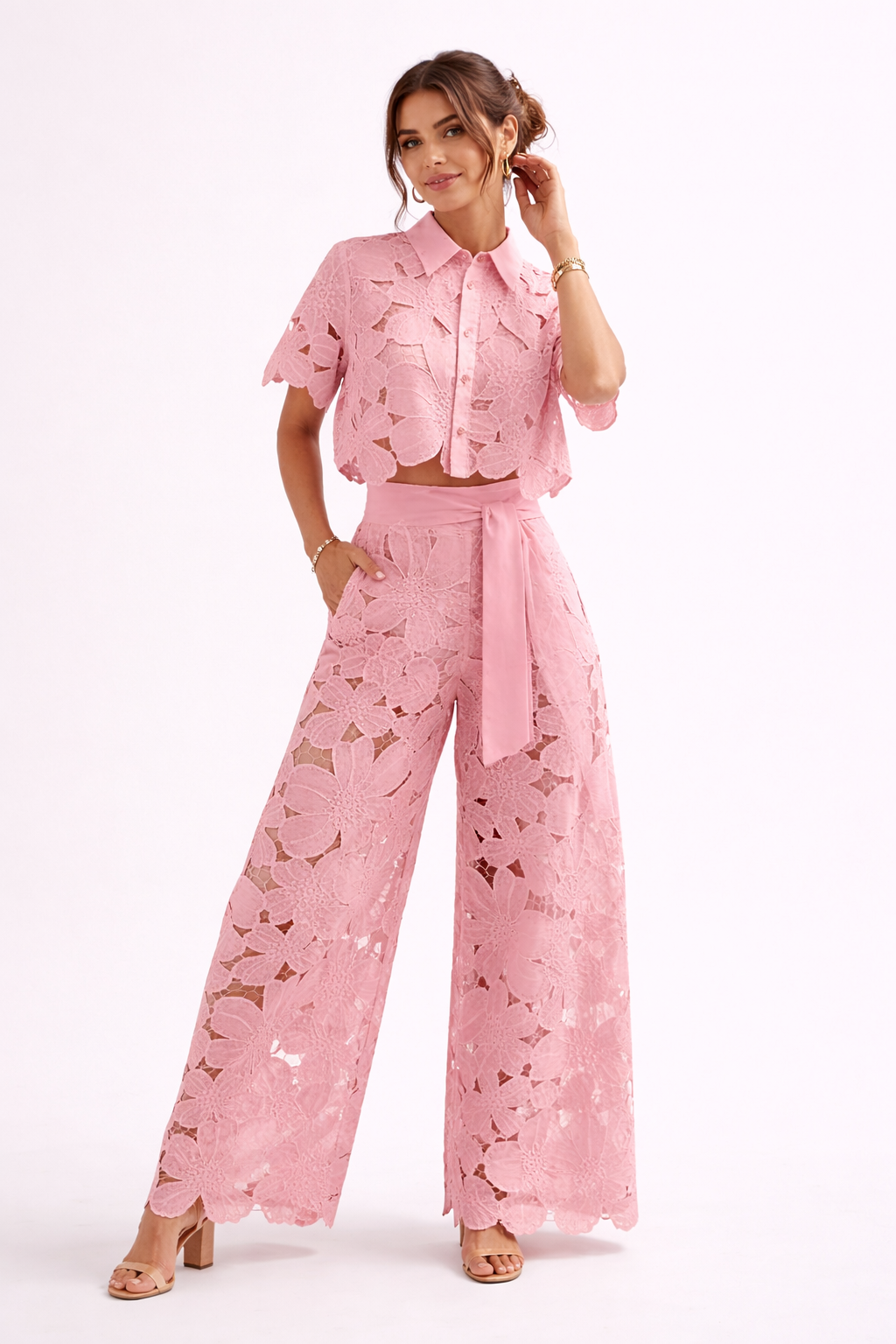 Conjunto de mujer de encaje con camisa corta y pantalones anchos