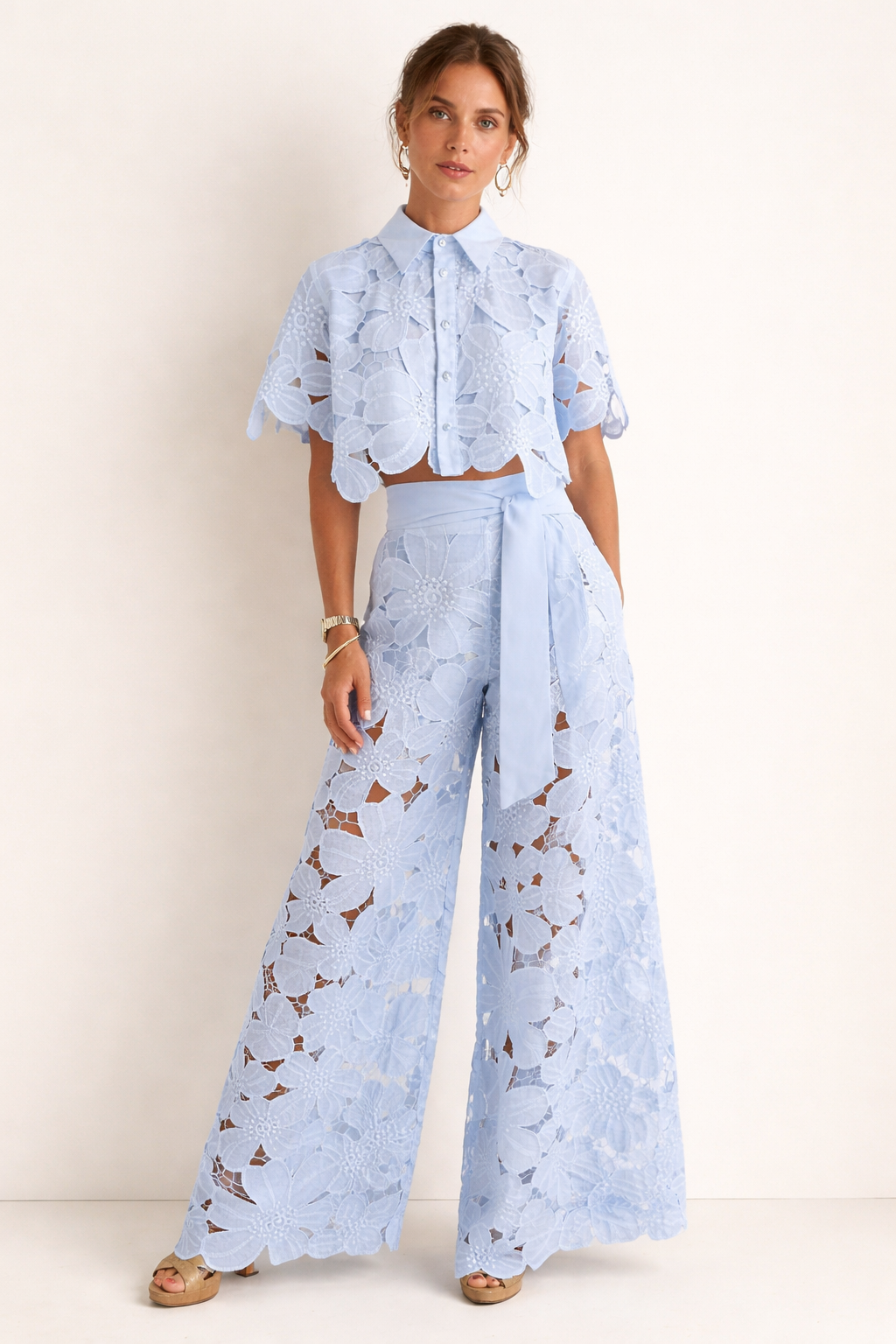 Conjunto de mujer de encaje con camisa corta y pantalones anchos