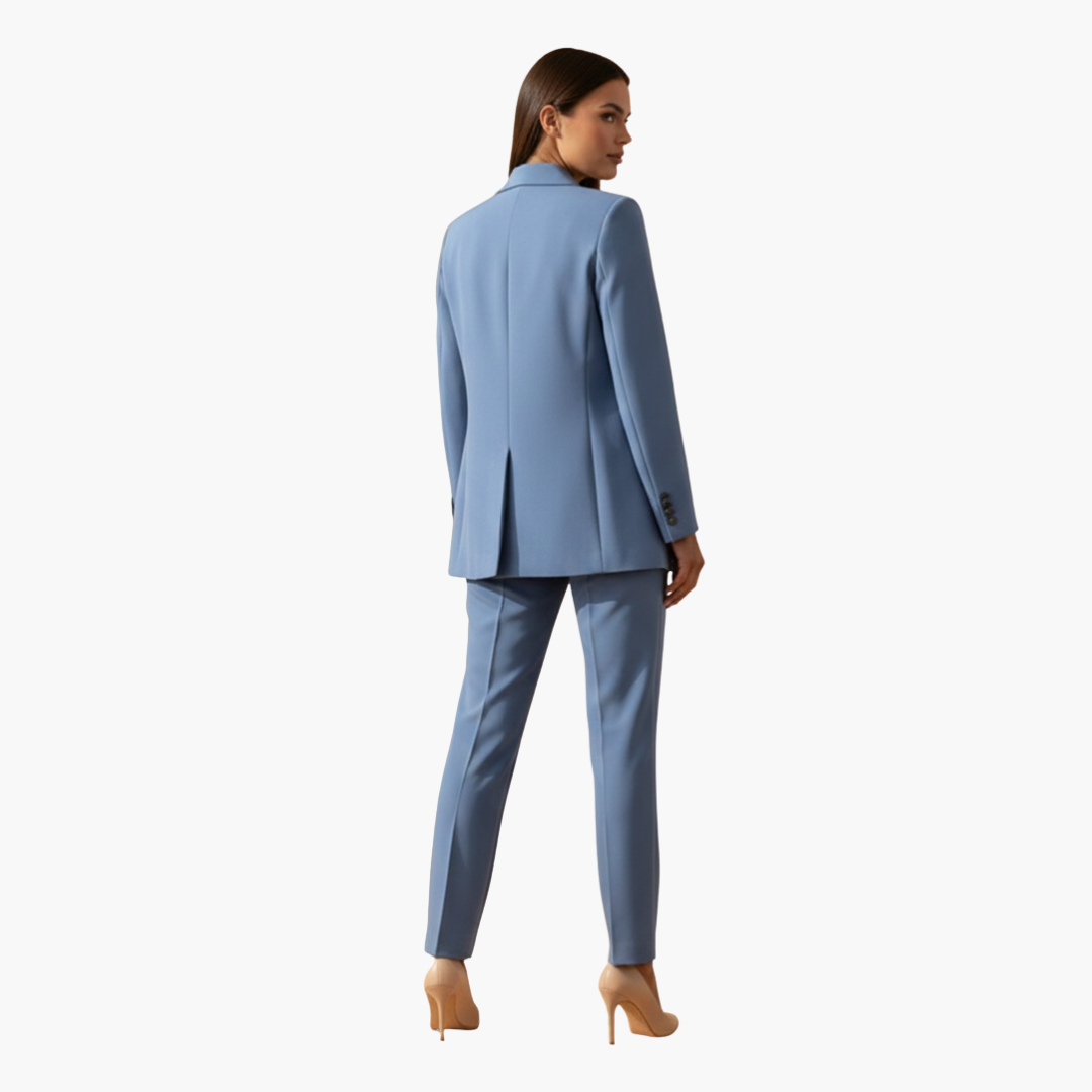Complete Women's Blazer and Pants with Classic Lapels and Tailored Fit