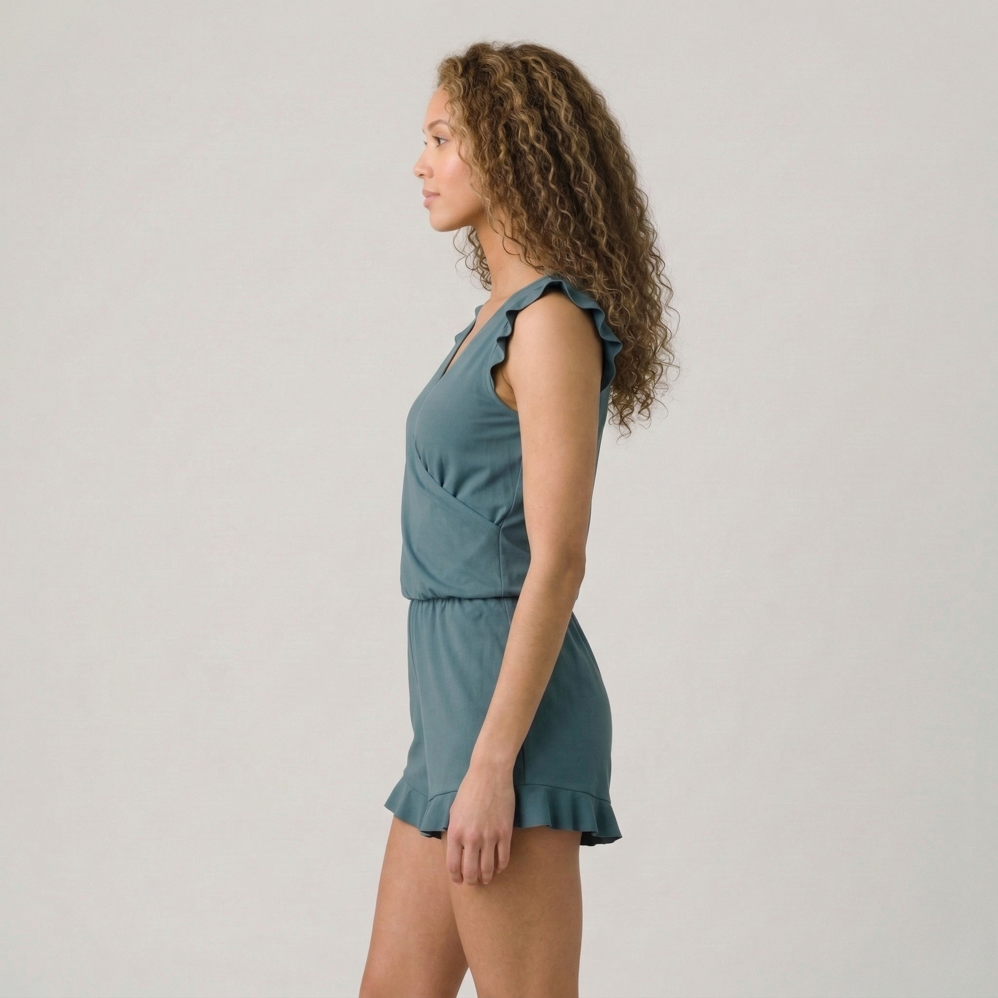 Macacão curto de mulher com folhos, decote em V, mangas curtas, fato de verão casual e elegante