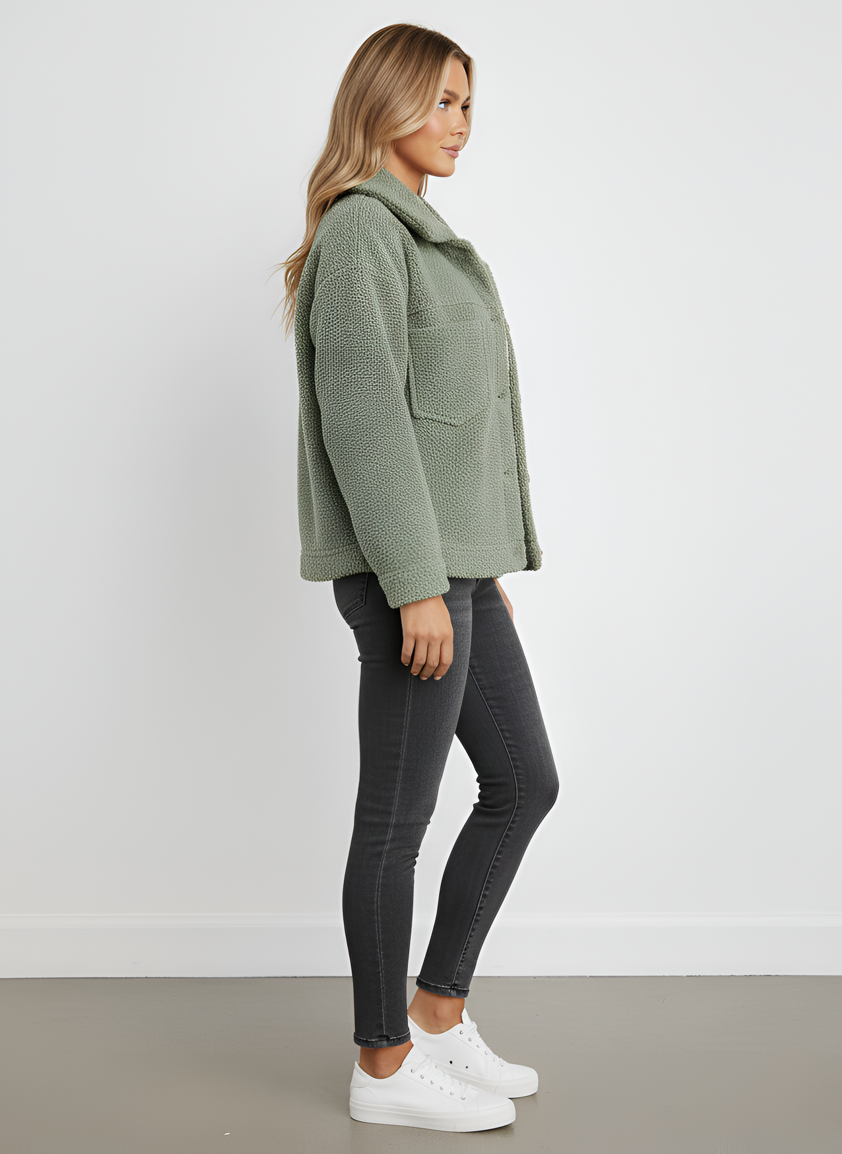 Chaqueta teddy de mujer en forro polar con botones y ajuste regular