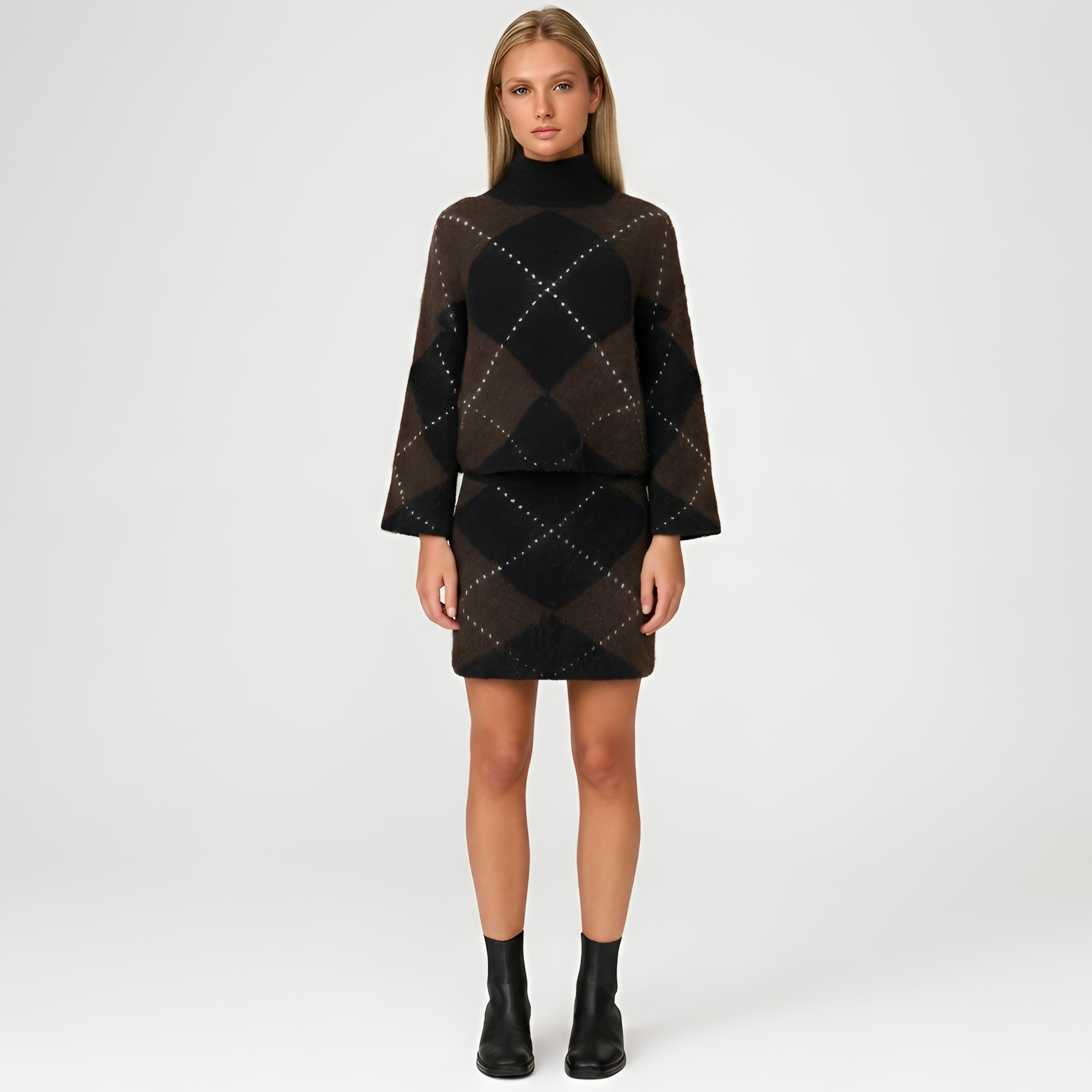 Completo donna in maglia a rombi con dolcevita e gonna corta