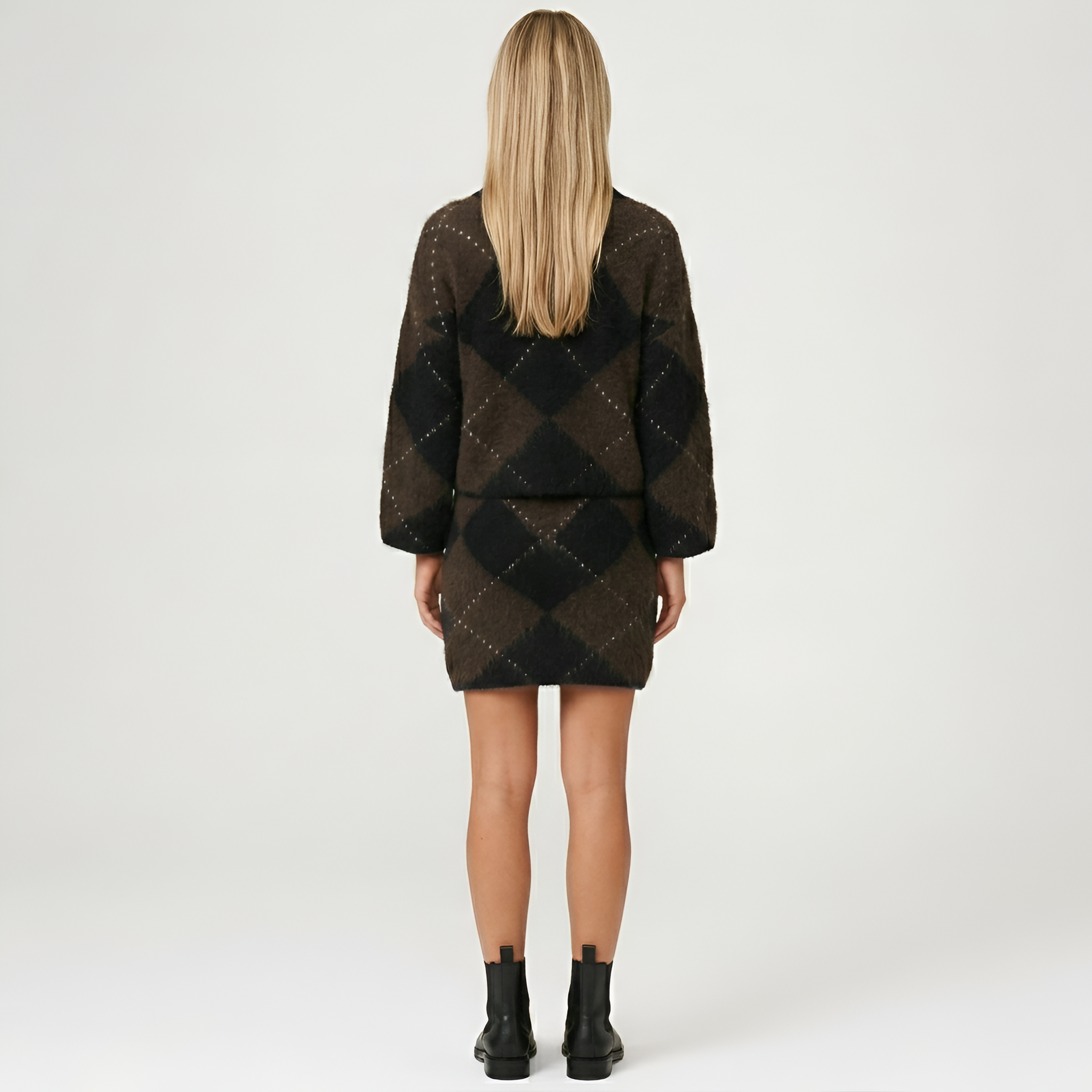 Completo donna in maglia a rombi con dolcevita e gonna corta