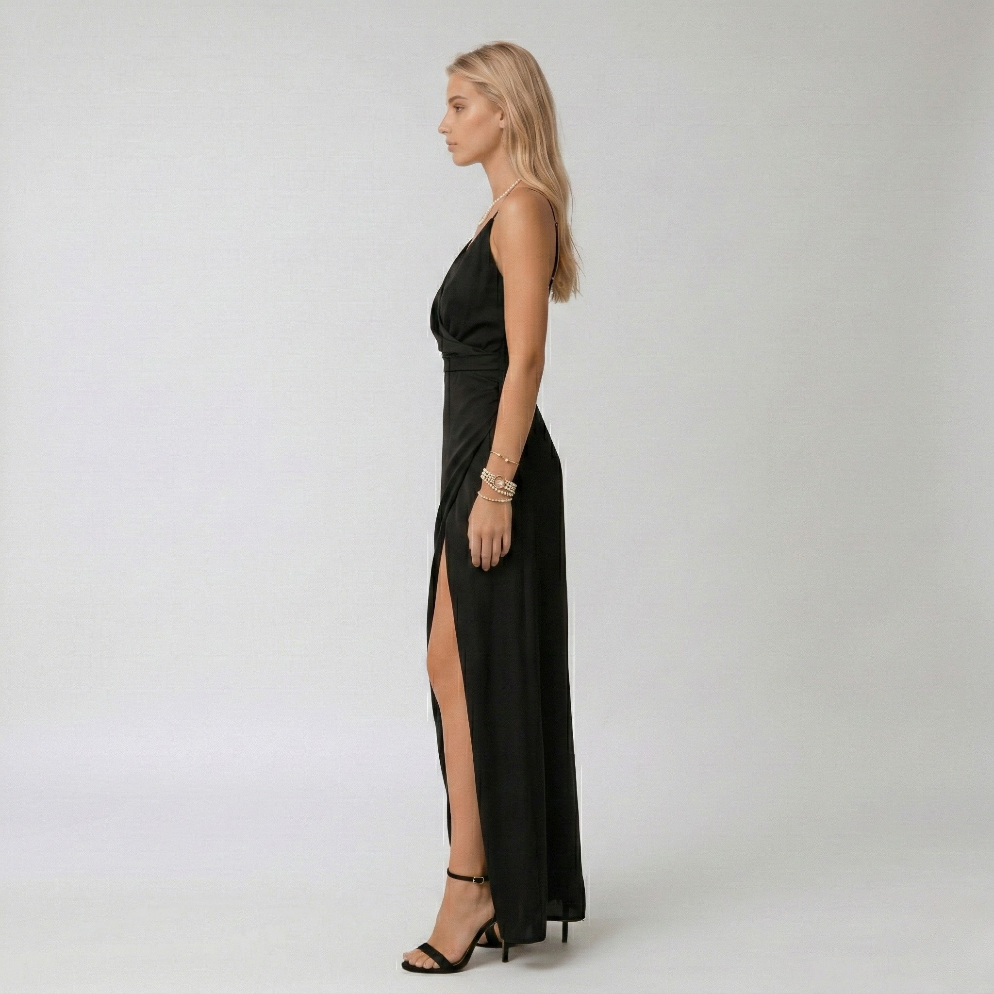 Vestido longo elegante de mulher com racha e decote em V para noite elegante