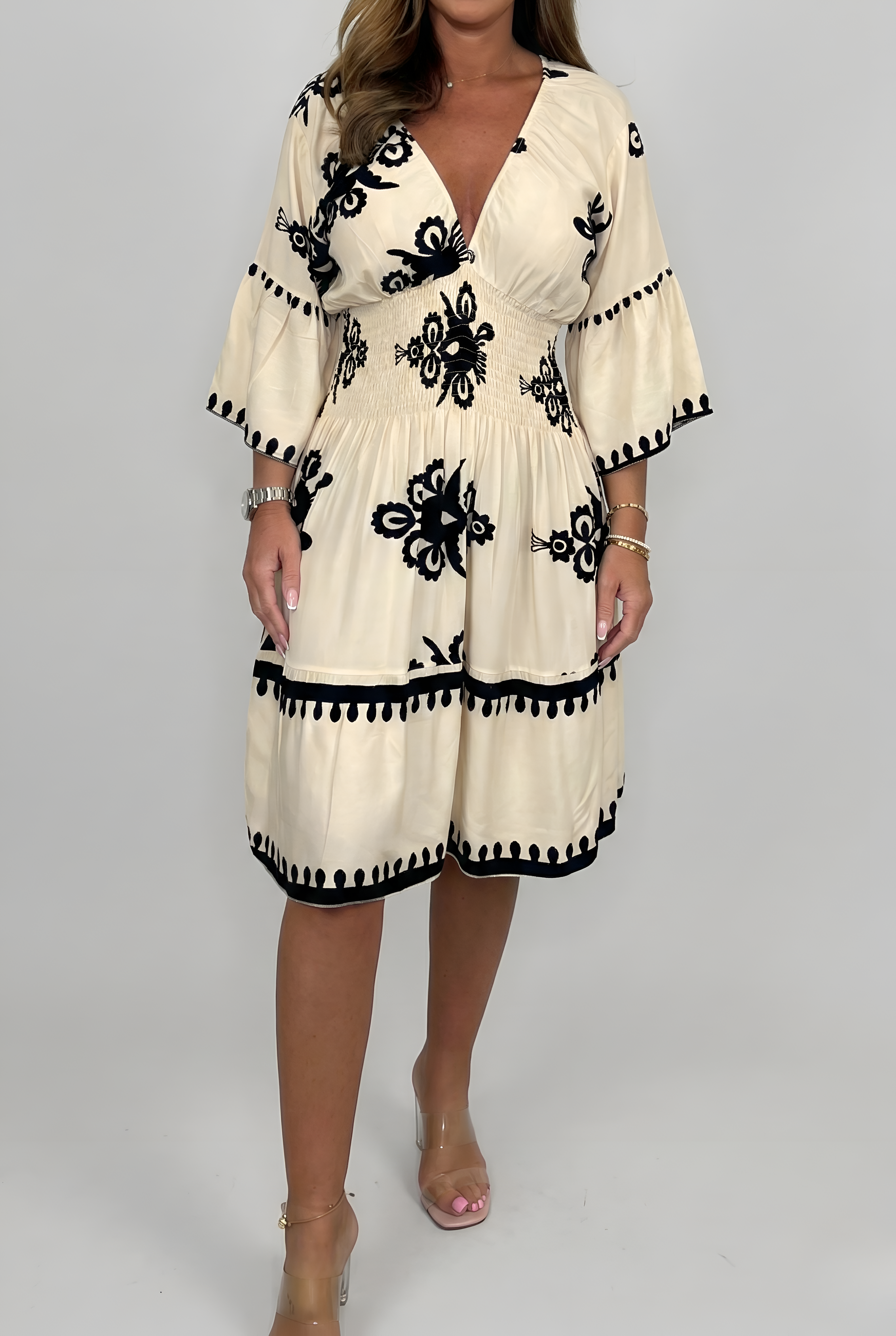 Vestido corto de mujer con escote en V y mangas amplias, estampado floral elegante