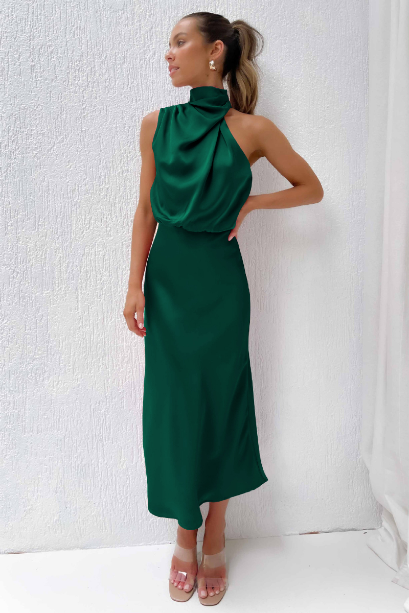 Elegant midi-kjole med asymmetrisk udskæring