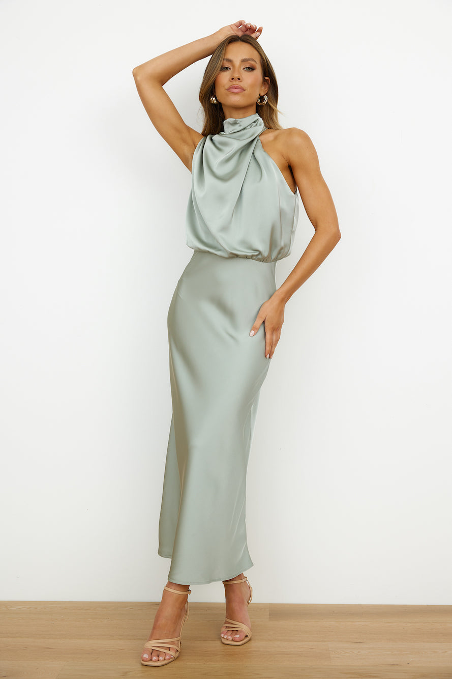 Elegant midi-kjole med asymmetrisk udskæring