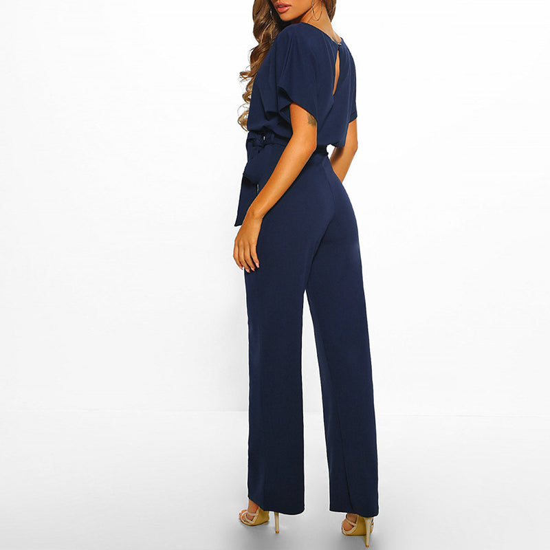 Elegantní dámský overal s širokými nohavicemi a páskem v pase – letní ležérní chic outfit