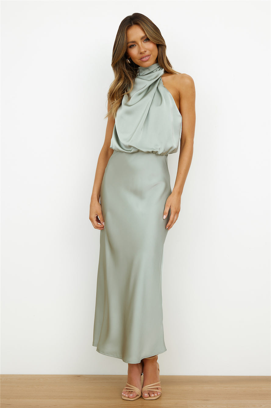 Elegant midi-kjole med asymmetrisk udskæring