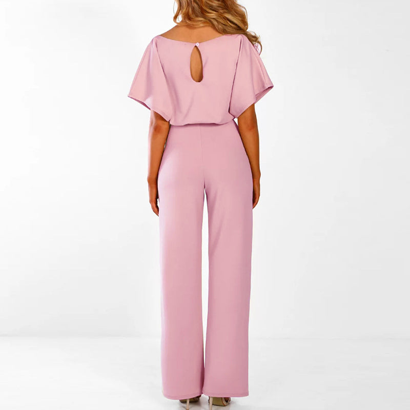 Elegantní dámský overal s širokými nohavicemi a páskem v pase – letní ležérní chic outfit