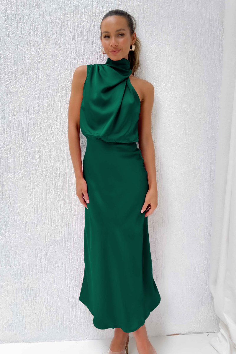 Elegant midi-kjole med asymmetrisk udskæring