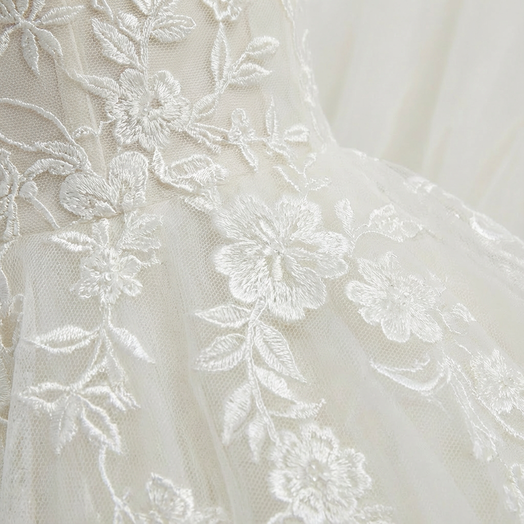 Nadina | Vestido de novia largo con escote en V, encaje floral y falda de tul