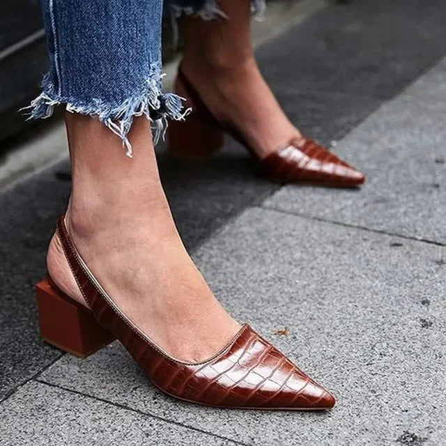 Slingback s výstrihom a špičkou na širokom podpätku