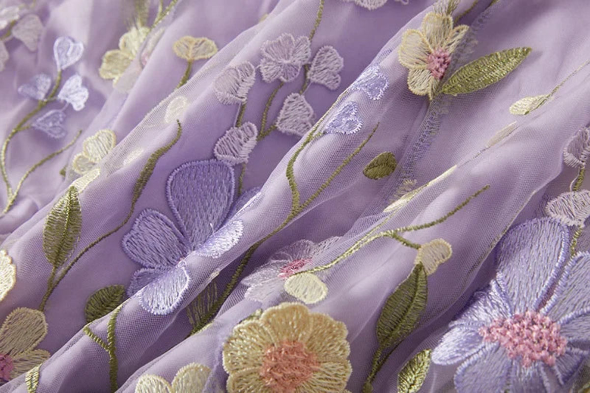 Langærmet blomsterkjole uden ærmer med flæser