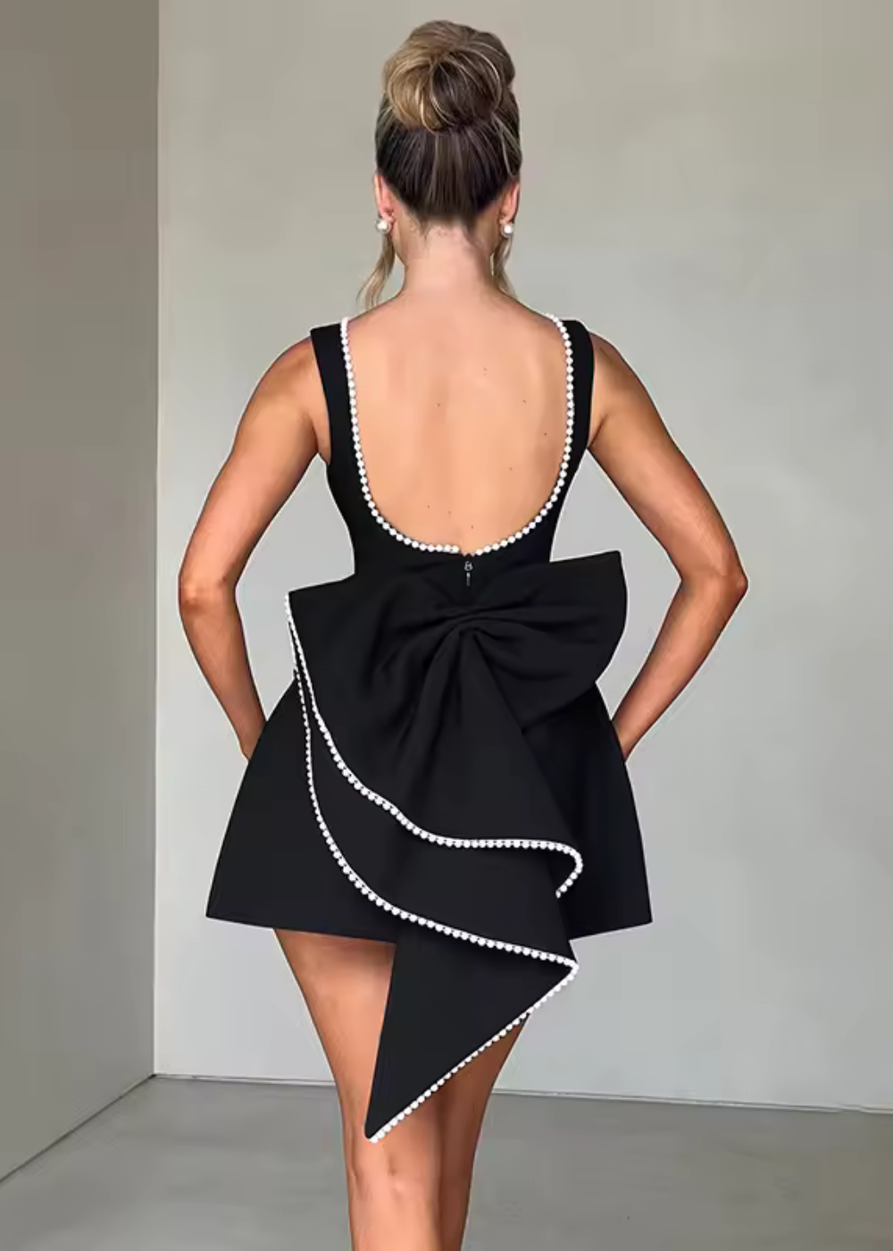 Mini šaty pro ženy s odhalenými zády a elegantní mašlí