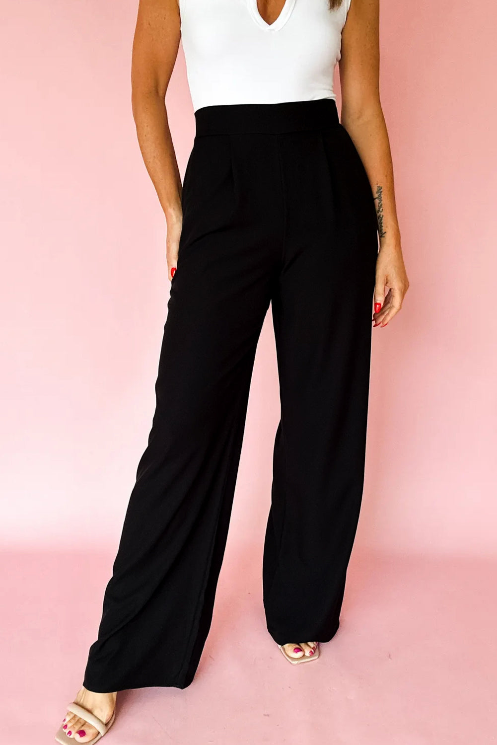Pantalon à jambe droite avec détails plissés et taille haute élastique