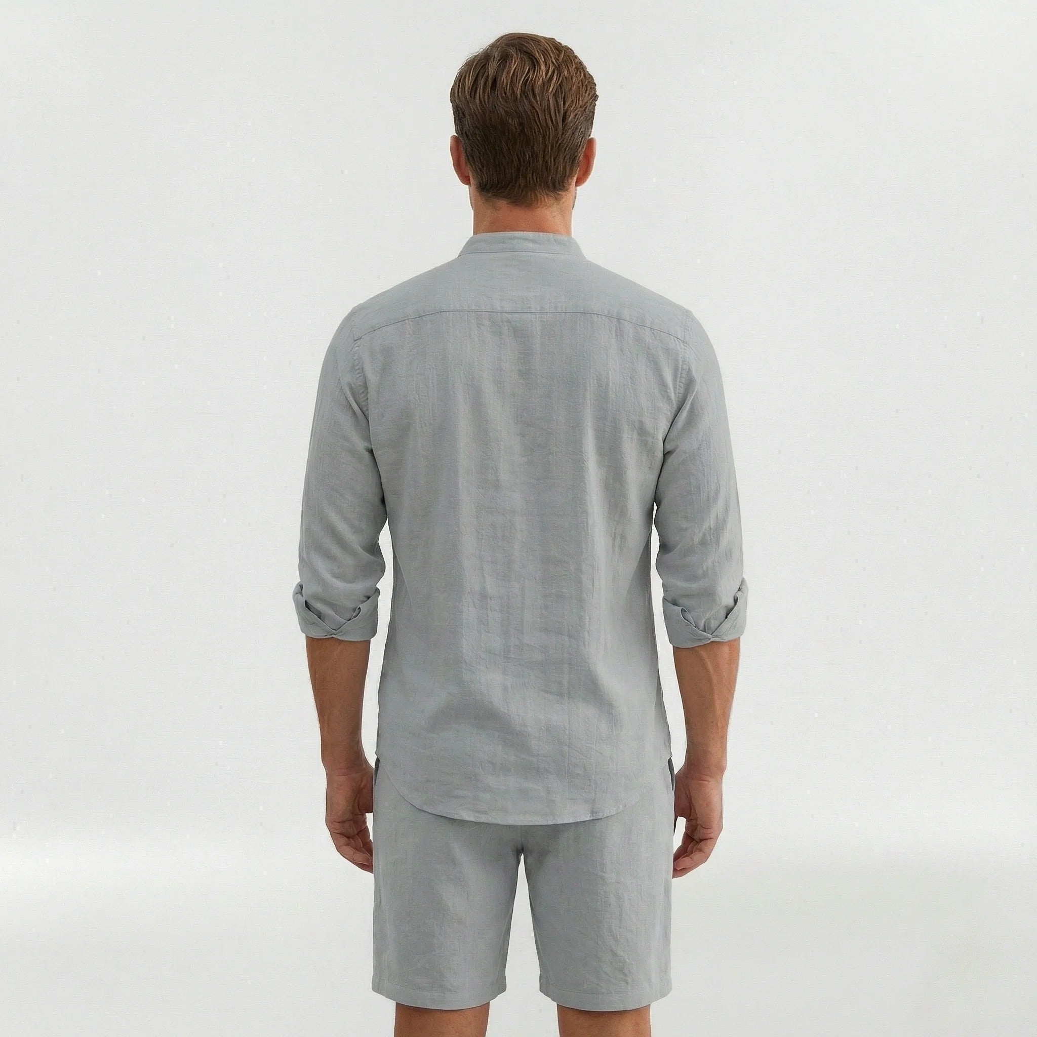 Ensemble homme complet chemise et shorts coupe décontractée pour un style estival casual.