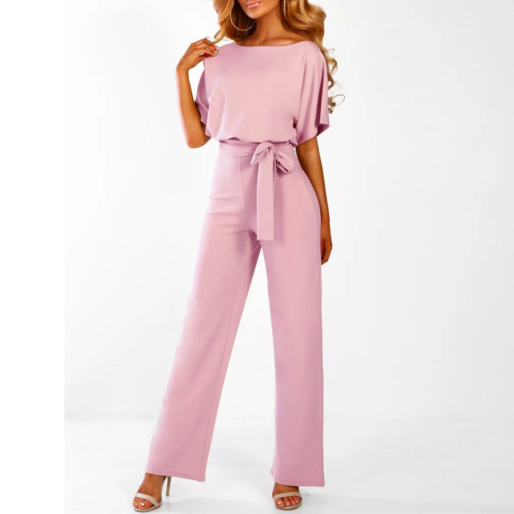 Elegantní dámský overal s širokými nohavicemi a páskem v pase – letní ležérní chic outfit
