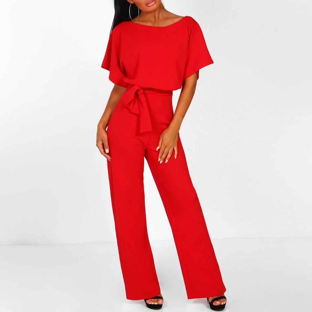 Elegantní dámský overal s širokými nohavicemi a páskem v pase – letní ležérní chic outfit