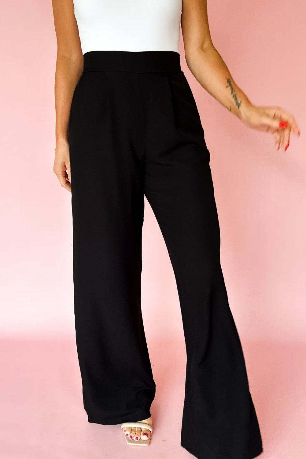 Pantalon à jambe droite avec détails plissés et taille haute élastique
