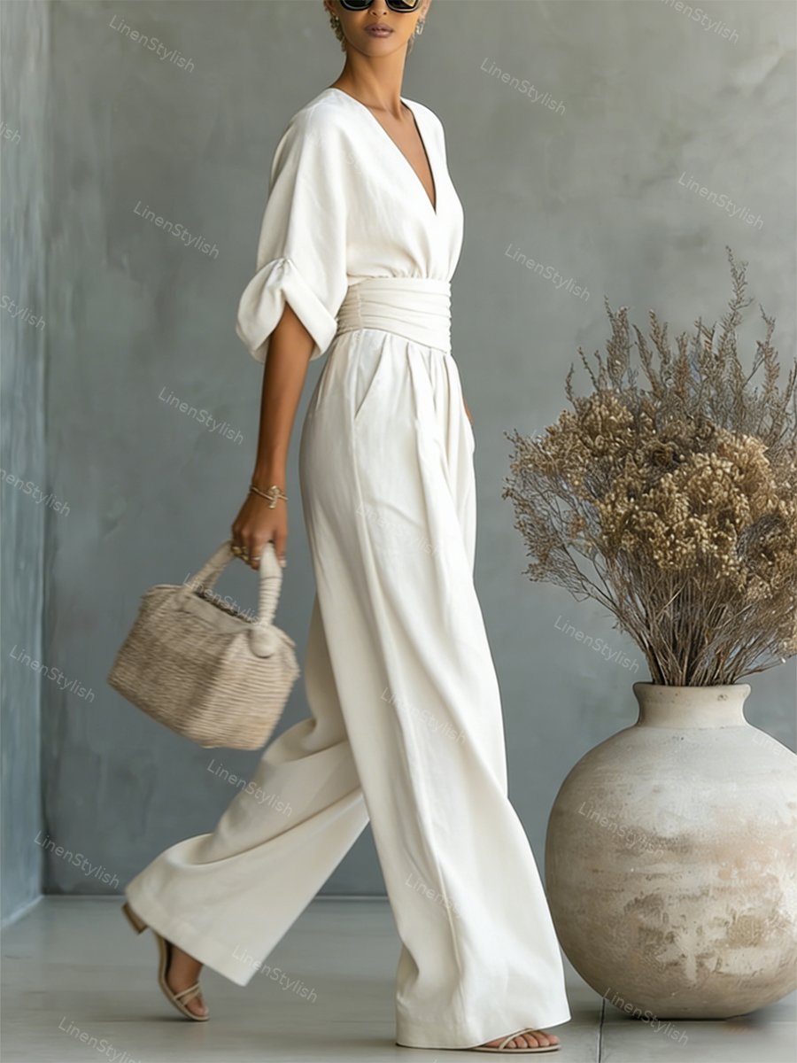Combinaison femme avec décolleté plongeant en V, ceinture et jambes larges