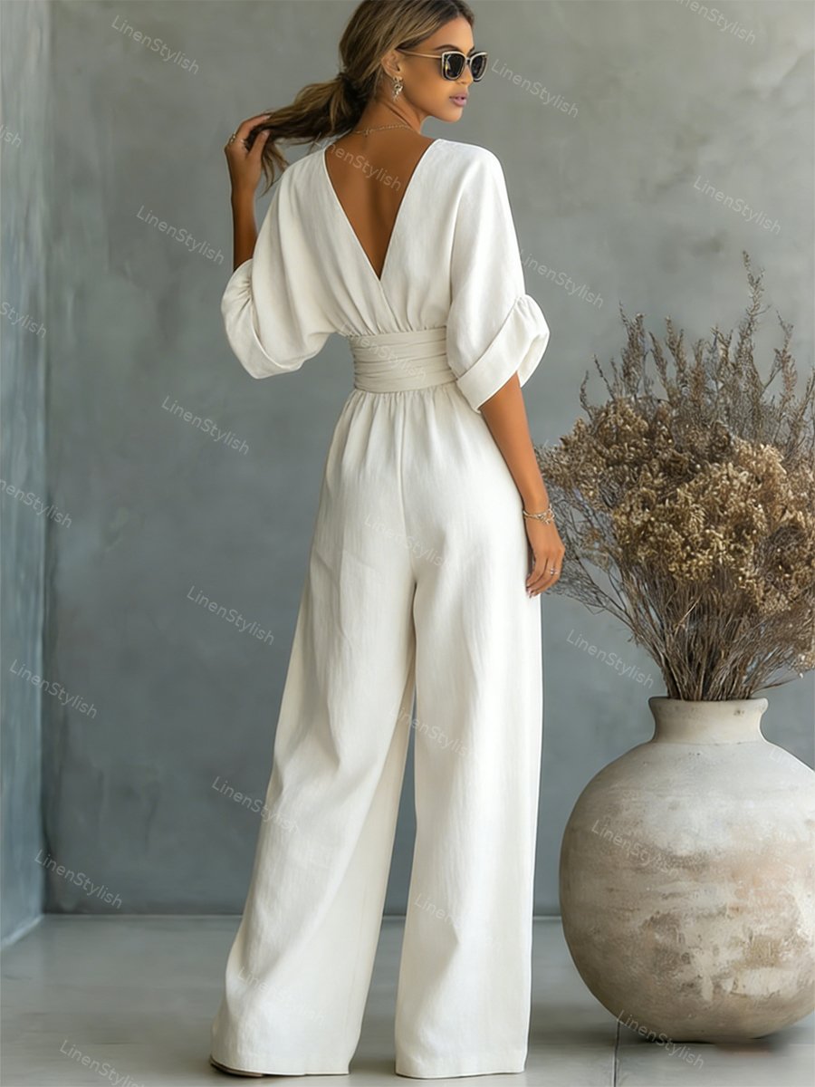 Combinaison femme avec décolleté plongeant en V, ceinture et jambes larges