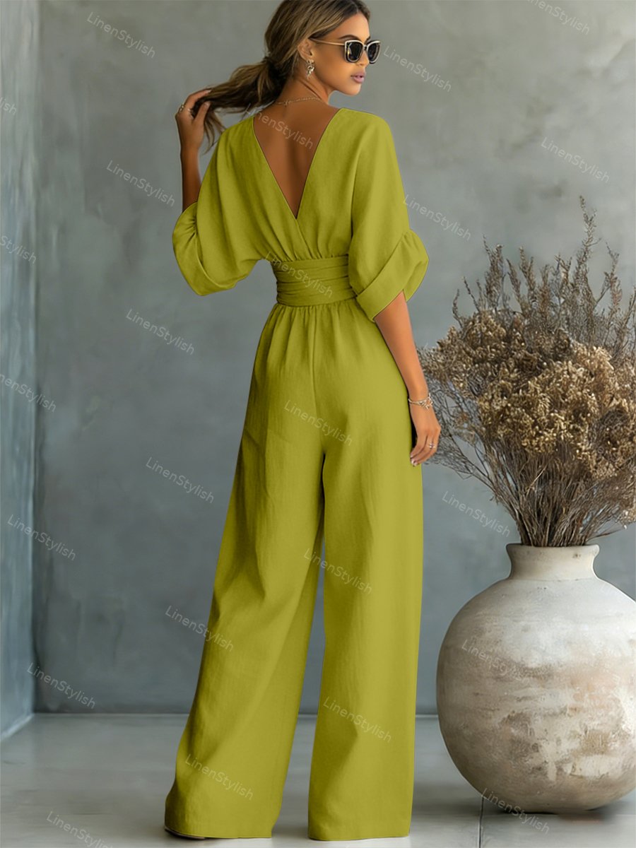 Combinaison femme avec décolleté plongeant en V, ceinture et jambes larges
