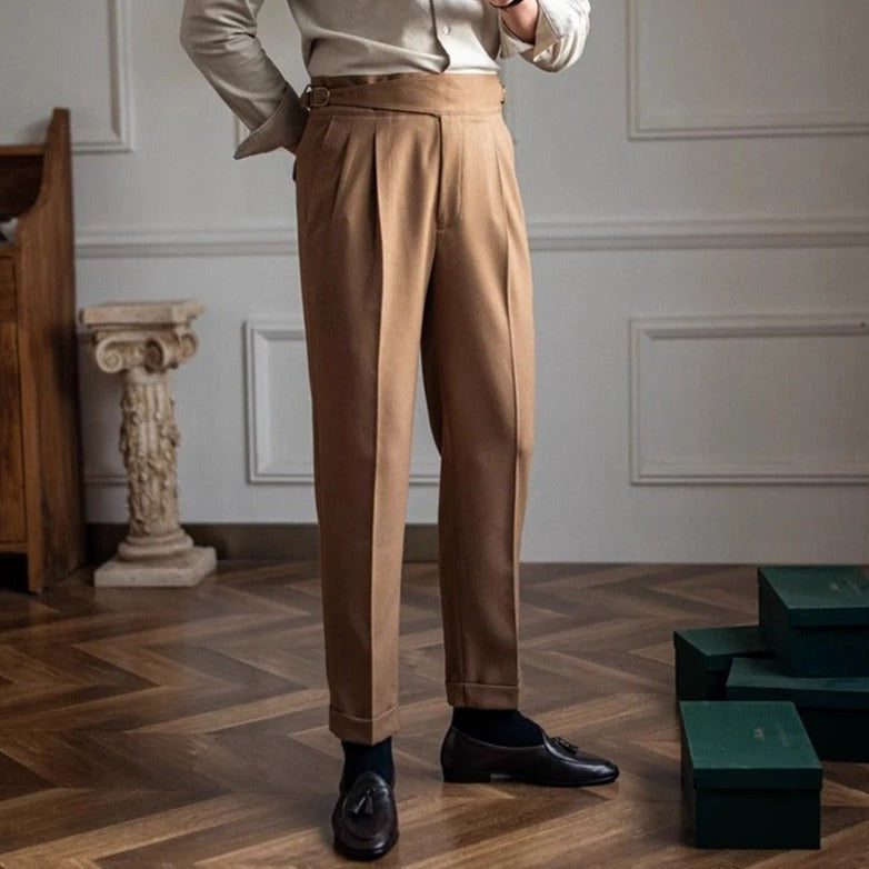 Elegant klassisk herrebuks med folder og justerbare sider