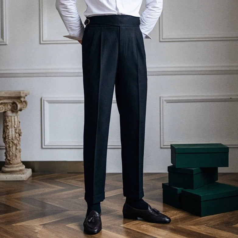 Elegant klassisk herrebuks med folder og justerbare sider