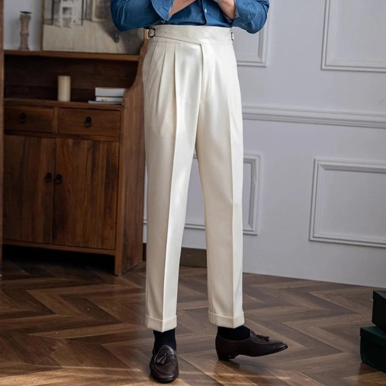 Elegant klassisk herrebuks med folder og justerbare sider