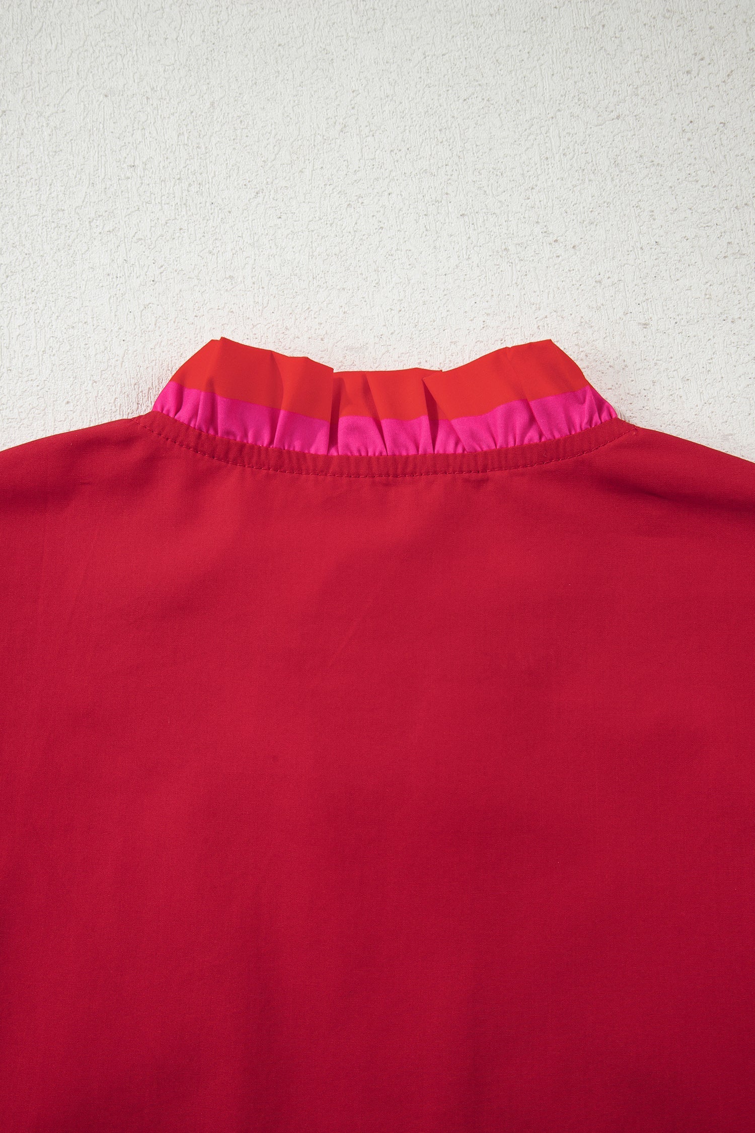 Blusa a righe rosso fuoco con colletto a volant e maniche corte arricciate