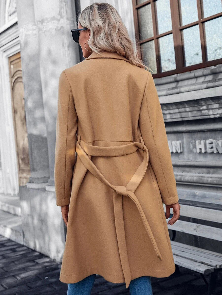 Lang trenchcoat til kvinder med bælte og klassisk revers
