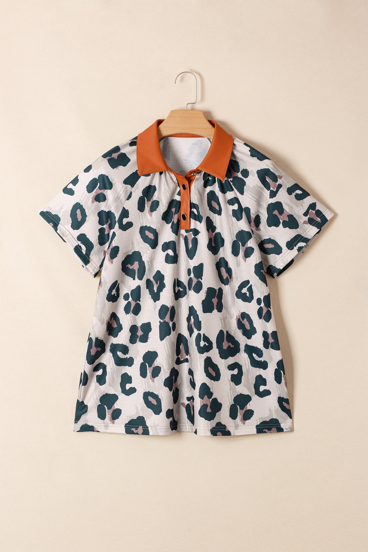 Blusa Casual a Maniche Corte con Stampa Leopardata e Colletto a Contrasto