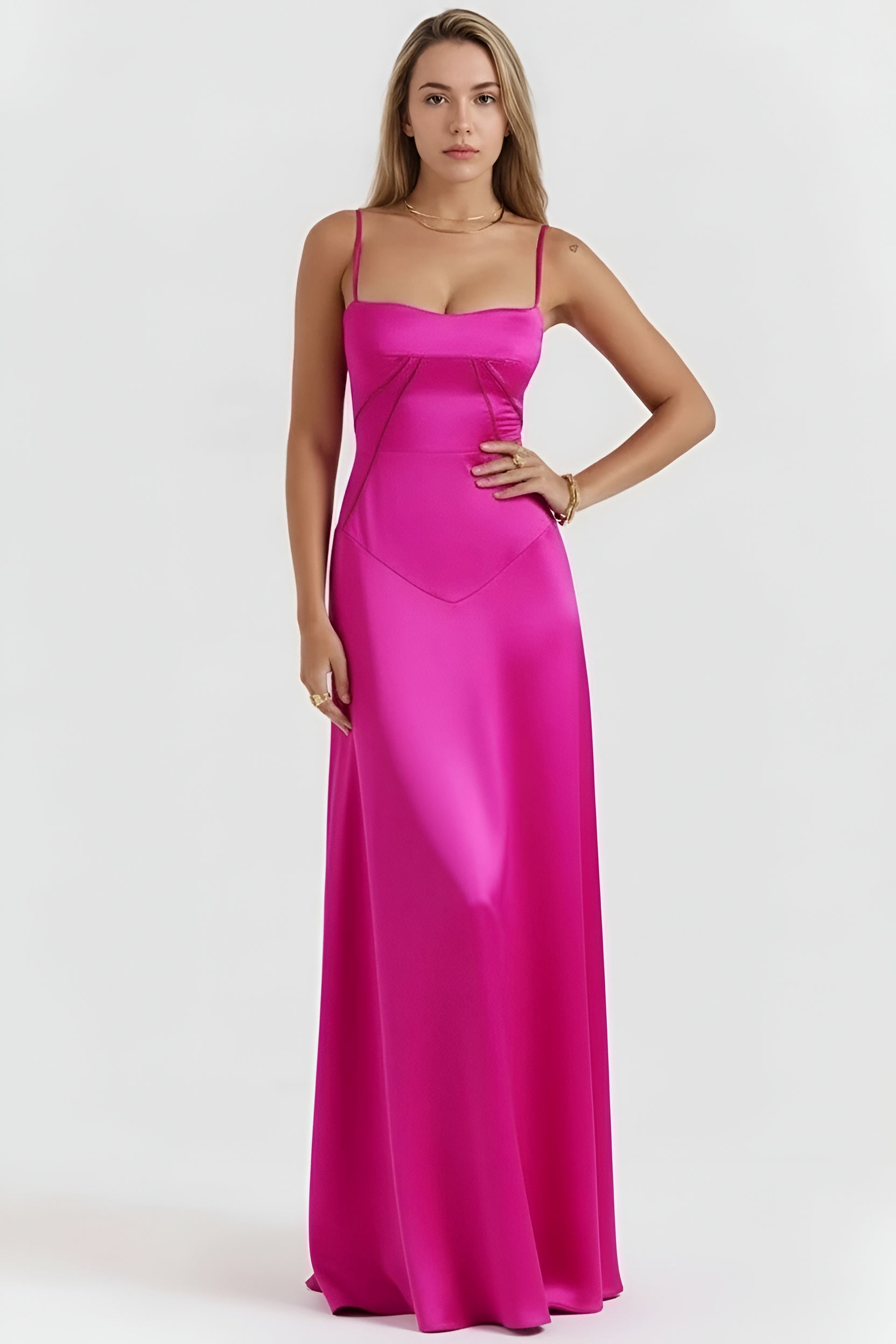 Elegáns női hosszú ruha vékony pántokkal és testhez simuló felsőrésszel, maxi estélyi ruha