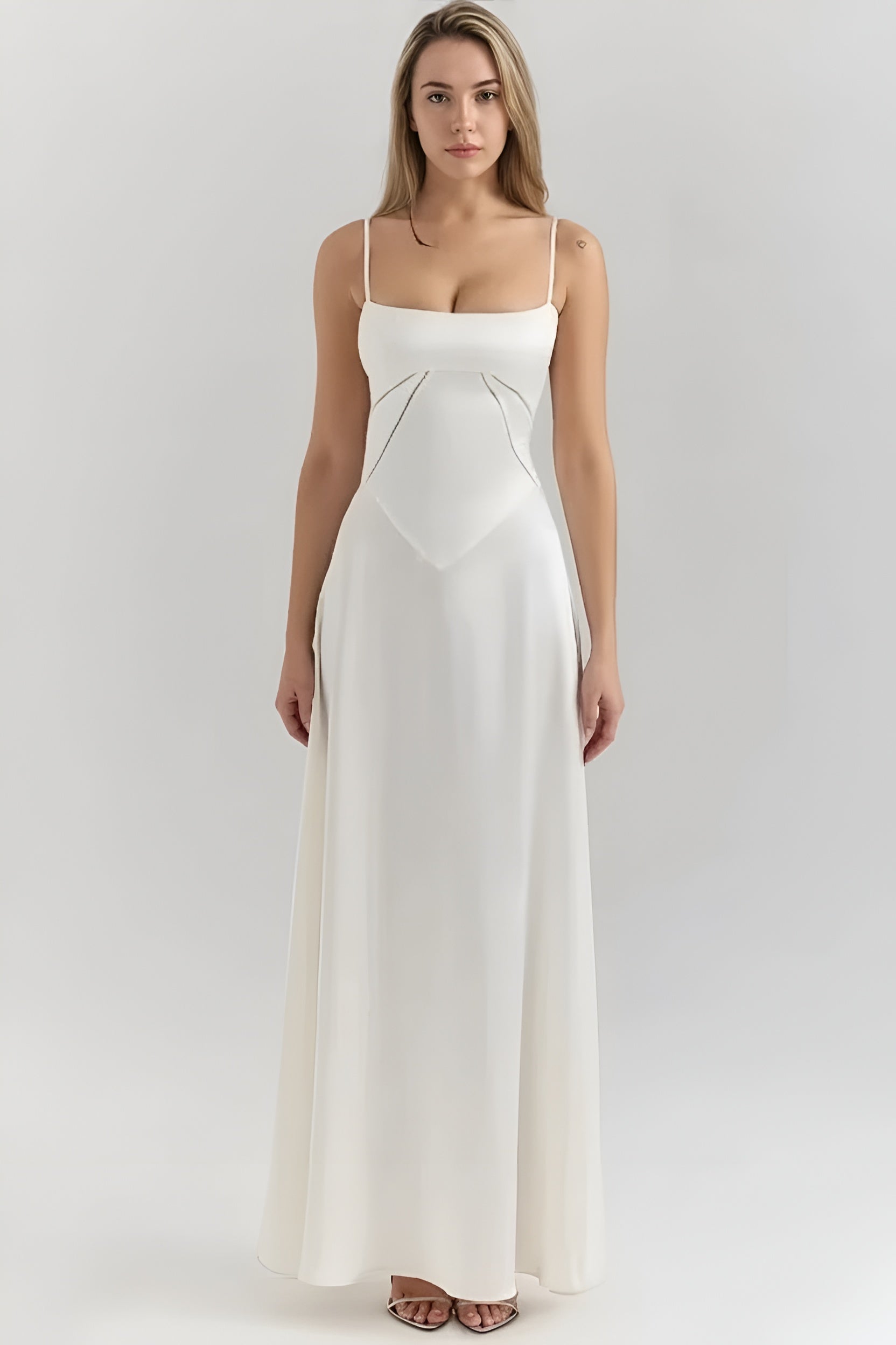 Elegáns női hosszú ruha vékony pántokkal és testhez simuló felsőrésszel, maxi estélyi ruha