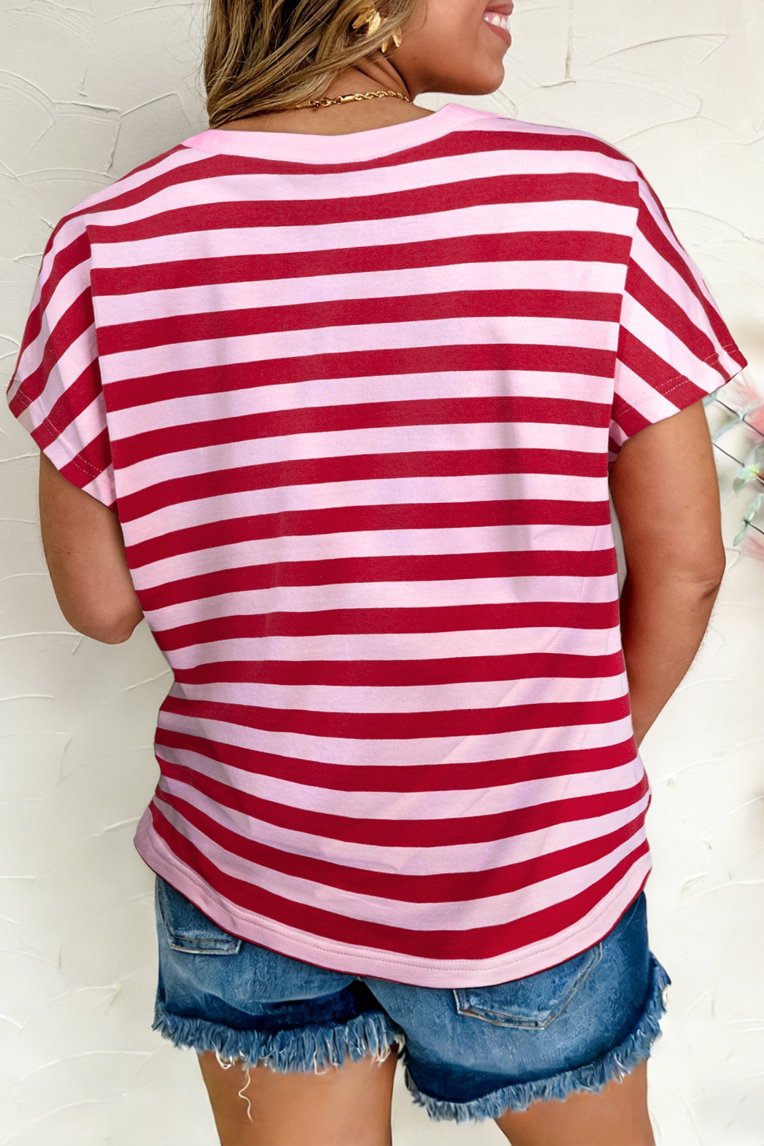 T-shirt décontracté à rayures roses avec col en V