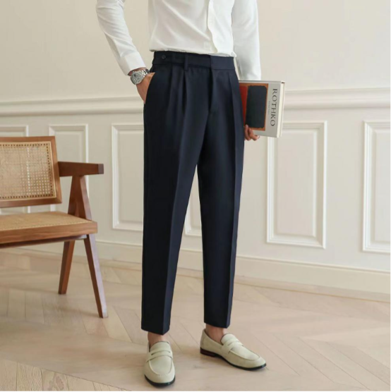 Pantaloni eleganți bărbați croiți, cu pli și picior drept