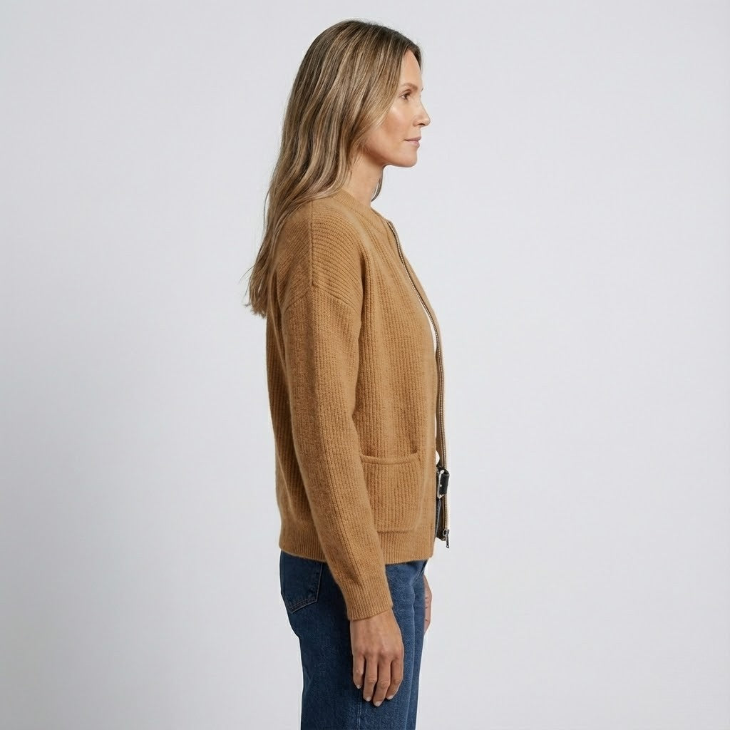 Πλεκτό γυναικείο μπουφάν με τσέπες και κανονική εφαρμογή