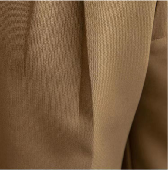 Pantaloni eleganți bărbați croiți, cu pli și picior drept